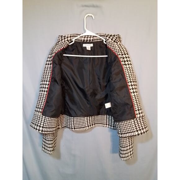 Liz Clayborn - Picture 4 of 5